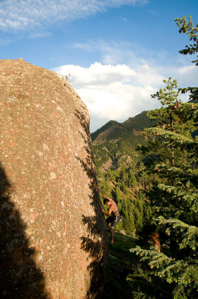East Egg - Shaun Weller on West Face Traverse (V0).<br>
Photo by: Frosty Weller.