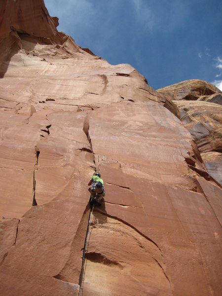 Finishing up wide hands. Anchor visible up and right on ledge.