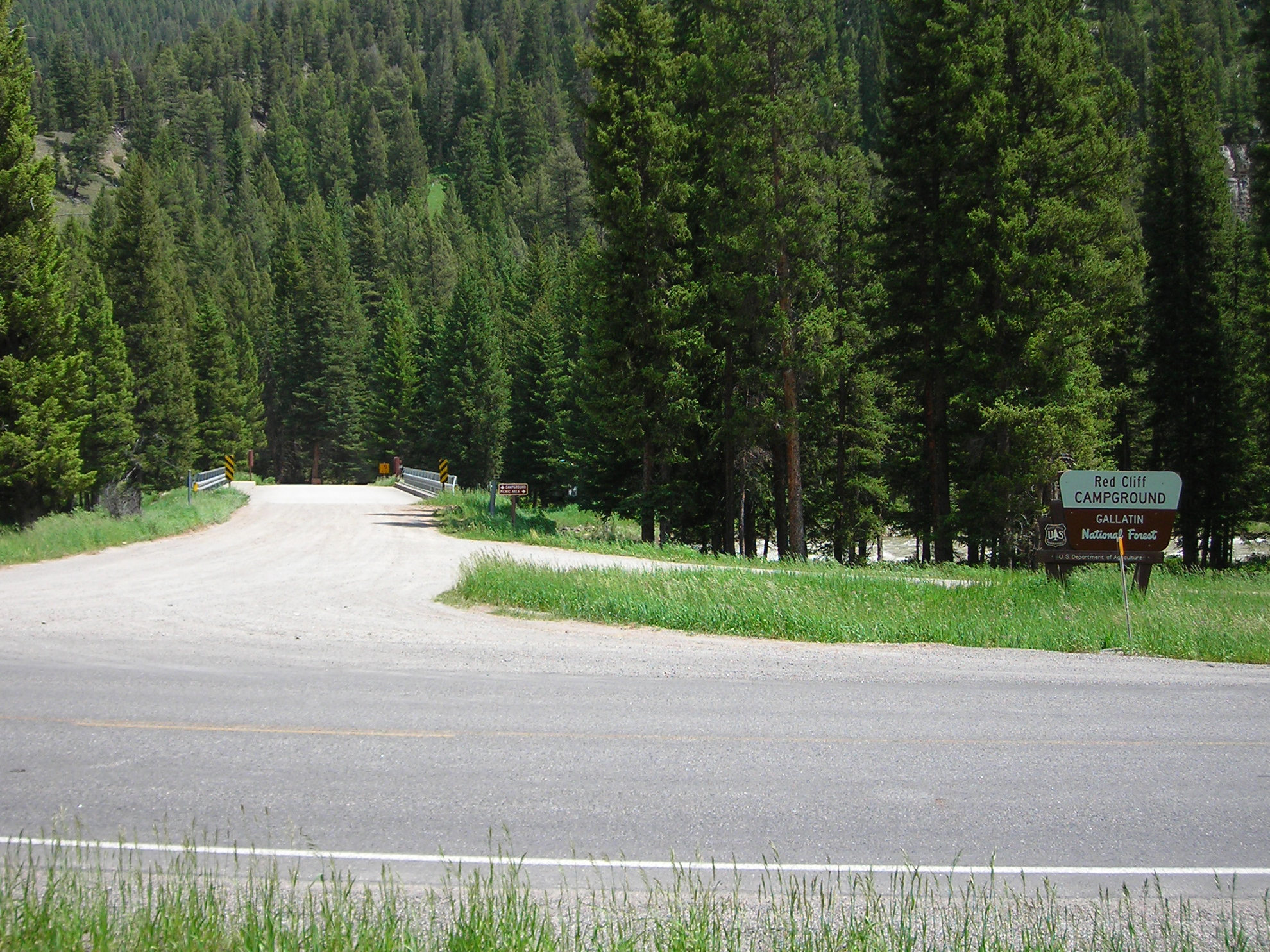 The entrance to the Red Cliff Campground.