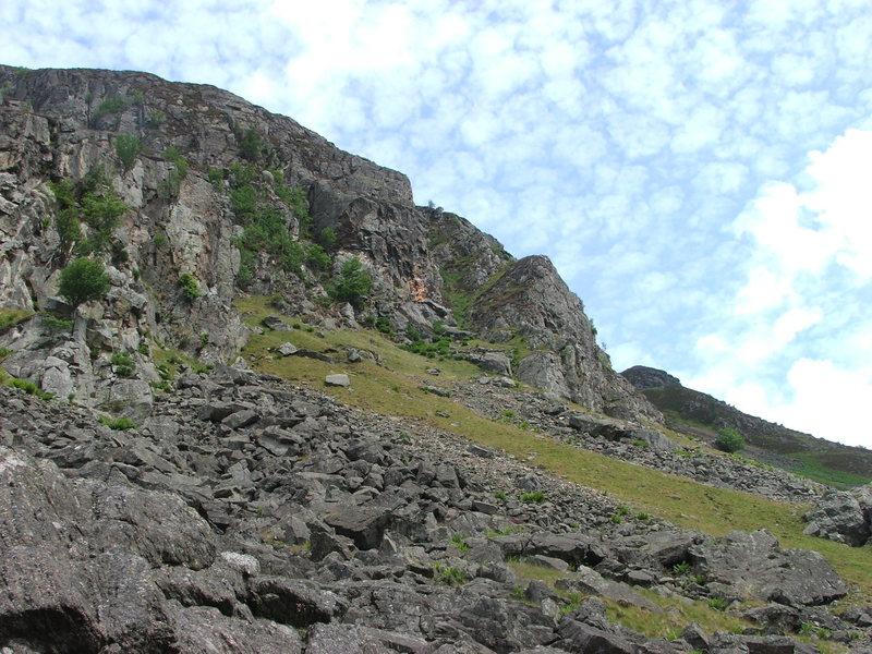 A view of the crag and the outcrop to the right as you approach. 65 degrees and sunny in June...couldn't ask for better.