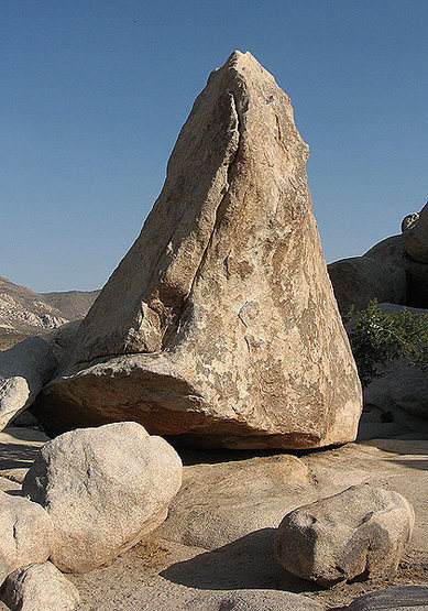 Triangle Boulder from the North.<br>
Photo by Blitzo.
