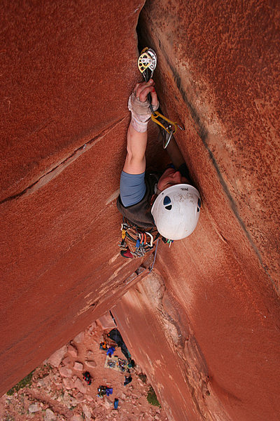 Annie leading Incredible Hand Crack, March 2008