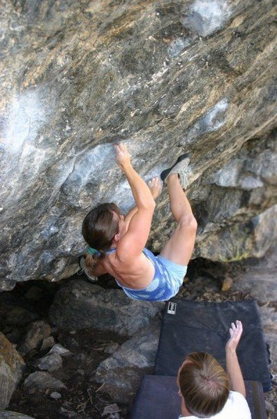 Ashley Lloyd working the Kine traverse, with (I think) an extra short v9 for the top?<br>
<br>
Dave will catch this. He'll know.