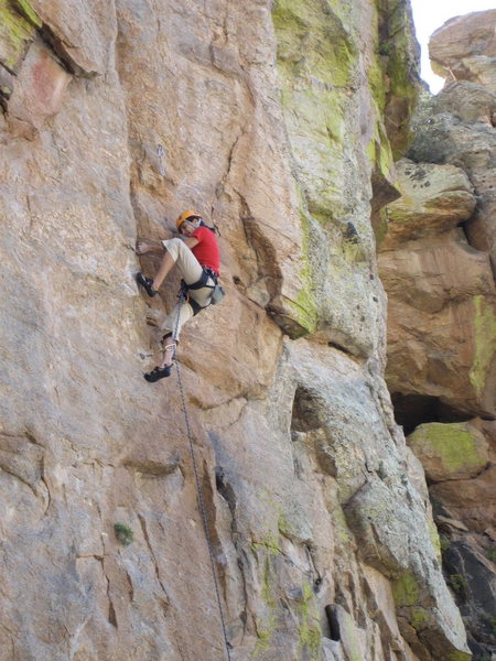 Maite Guarda redpointing Two Kings and a Pawn 5.11