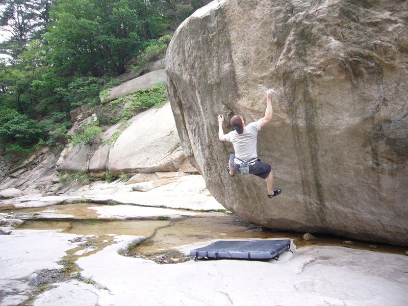 An unnamed V10/11 at the River Bed boulders(RB's) in Seoul, South Korea