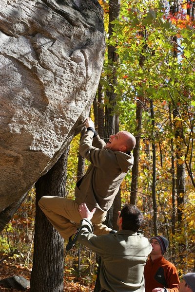 Willy trying the V5 campus problem @ the trailside area.
