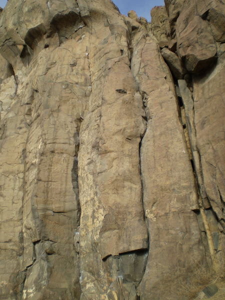 The Bowels is the double crack system on the far right and The Short Tour is the middle crack system of this photo.