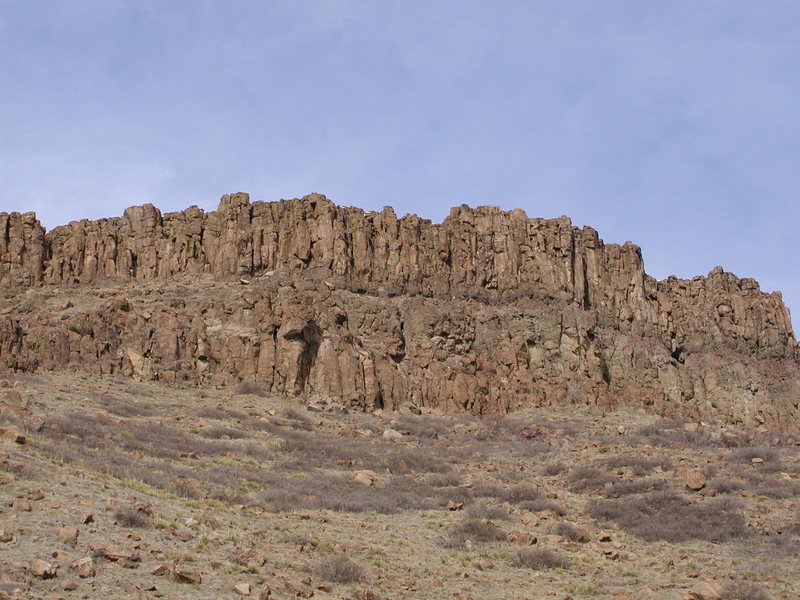 Columnar jointing in basalt. North Table Mt, Golden, CO. Shown here are 2 flows of Shoshonite, a potassium-rich basalt, probably originating 5 miles north of Golden about 60 million years ago. One sees at Table Mt, spheroidal weathering, glassy-appearing cooling planes, and vesicles filled with white zeolite minerals.