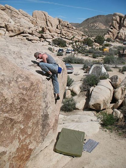 Topping out on Mantle of the New Adonis (V2), Joshua Tree NP<br>
