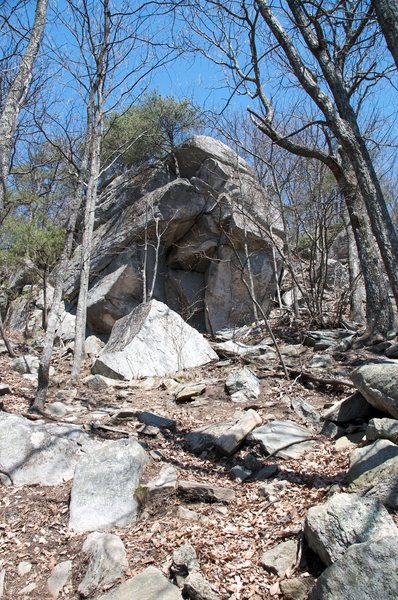 Looking up at Hobbits Perch. There are 3 aid routes in the overhang.