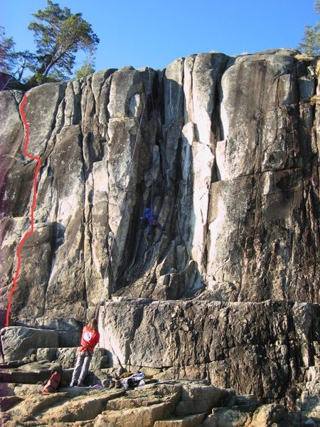 Betwixt in red. Climbers are on Vegeburger.