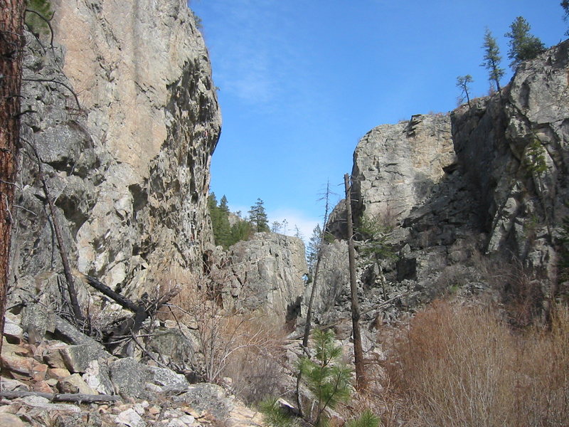 Approaching Doctor's Wall. The Doctor's Wall is on the left (climbers are visible if you zoom). The Grandstand Tower is in the back on the left, Blipvert Tower in the back on the right, and the East Portal is the wall on the right.