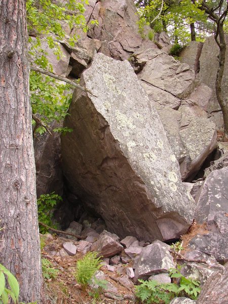 Climb up overhanging corner.