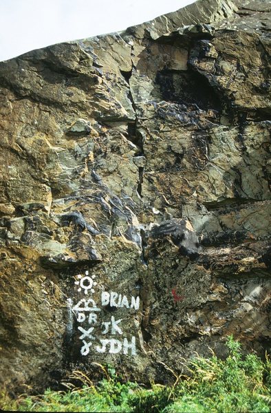 A steep crack line on the seaward side of Eagle Boulder