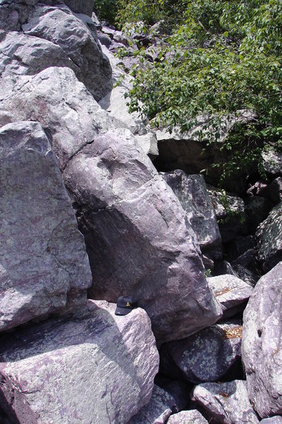 Climb up leaning corner of boulder.