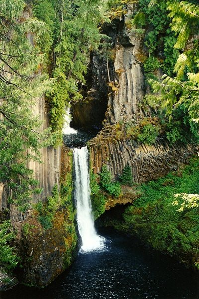 I can't remember where this was, but it's somewhere inbetween Crater Lake and Portland. Amazing rock structure. 2001?