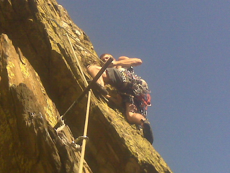 Cale right after hitchin' the steel rod.