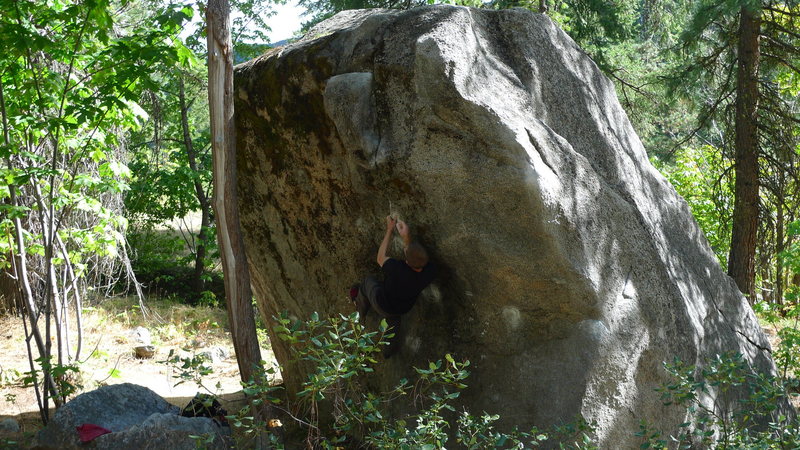 Jared Lavacque flashing Fridge Center V4 at the Fridge area @ Leavenworth Canyon