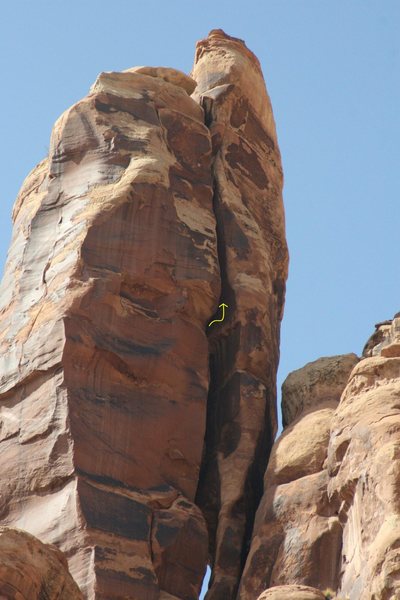 A view of the south face and the last pitch of the route. The arrow indicates the exit from the great chimney.