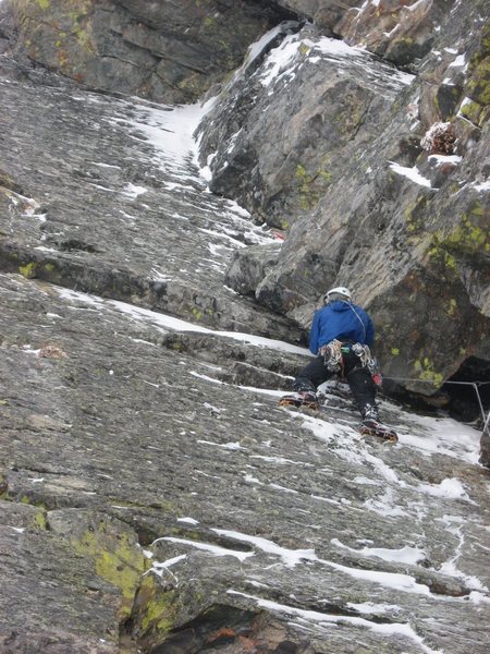 Chris Sheridan switching to bare hands for the offwidth of Bullet, on 9-25-09. Photo by Andy Grauch.