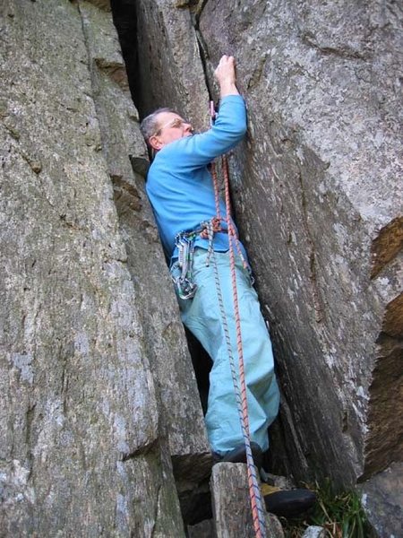 Unsuccessfully trying to get inside the crack on P3 (photo by Phil Ashton). A course of Slimmo is clearly required.