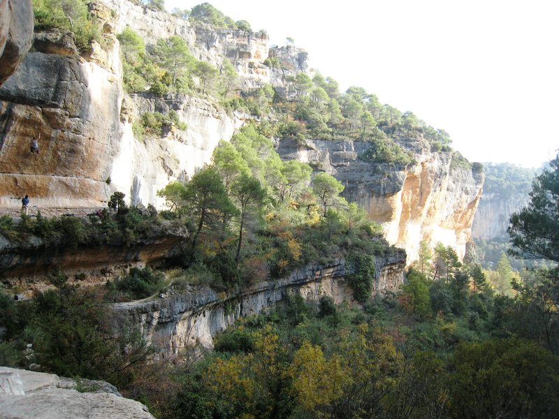 Sectors L'Olla (L) and El Pati (R). The climber at L'Olla is on "Tic I Toc" 8a+ (5.13c).