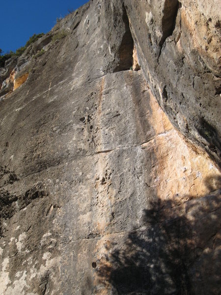 S'ha de Badar climbs the line of pockets in the gray streak.