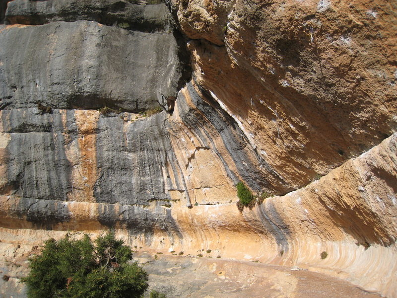 L'Olla is famous for this small cirque of brilliant power climbs. The gray tufa at center is Pota d'elefant, the orange chalky tufa to the right is "La Cara Que No Miente", and the fixed draw in the upper right hand corner is on "Bistec de Biceps".