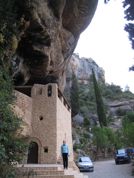 The "Ermita Sant Salvador" shrine, built into the cliff, is a good rest day destination, located at the top of the small canyon that hosts the Finestra, Tenebres, & Cabernet crags. The Cabernet cliff is in the background.