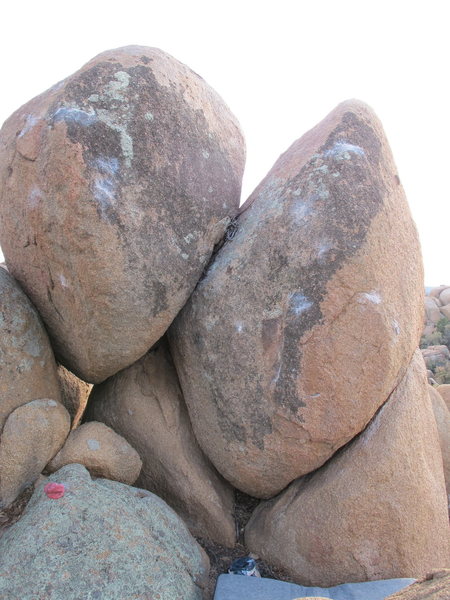 Black Arete left V4<br>
Black Arete right V4