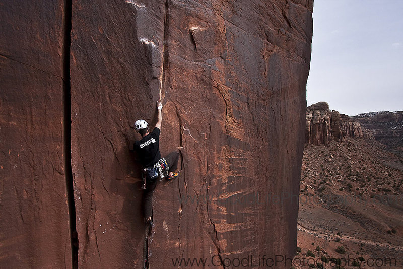 Damien leading Mantel Illness for his first time, gearing up for the crux.<br>
http://www.GoodLifePhotography.com<br>
http://tylergates.blogspot.com<br>
©Tyler Gates