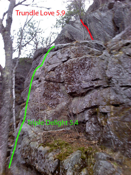 This photo shows where the route sits.... as you can see its easy to get to from the lower route...