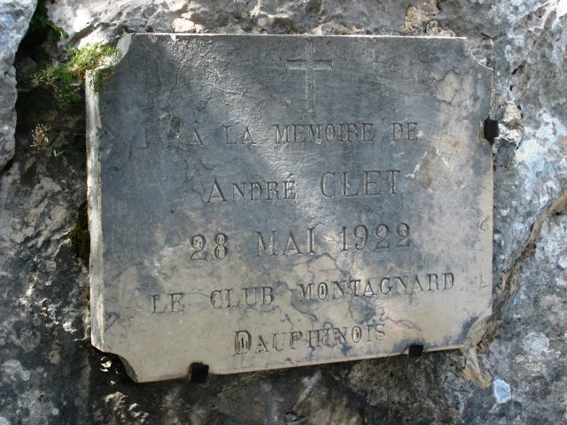 Memorial plaque on Les Trois Pucelle