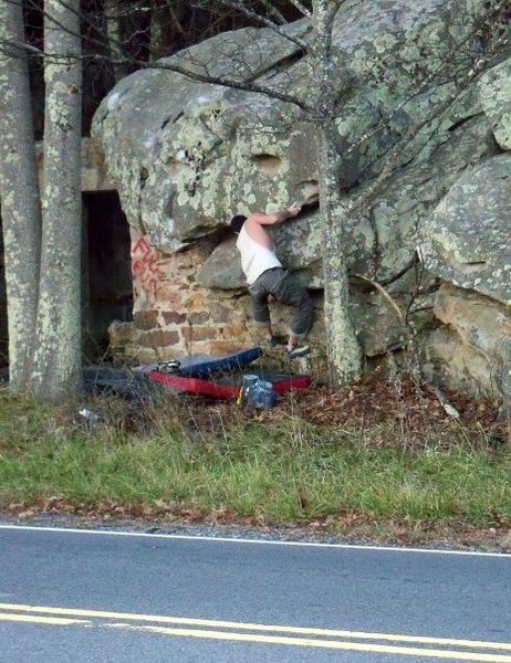 Steve Lovelace on "Roadside" (V-2) at the roadside boulder, bluefield boulders.<br>