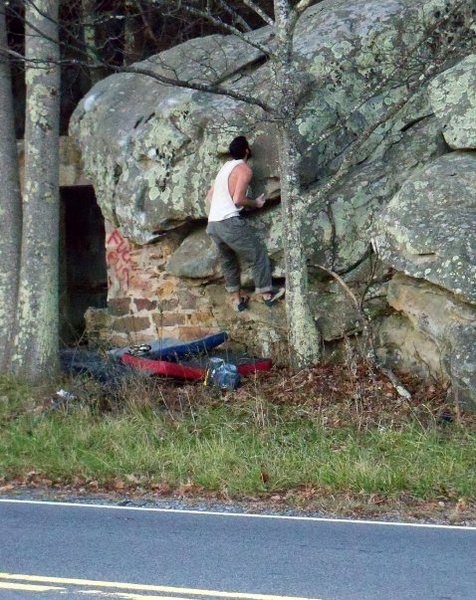 Steve Lovelace on "Roadside" (V-2) at the roadside boulder, bluefield boulders.<br>
