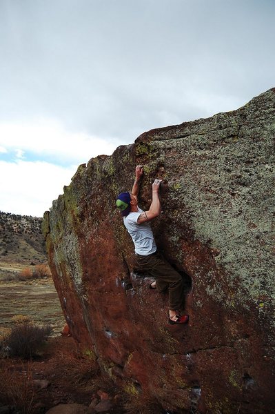 Jared LaVacque warming up on Lono, V1 at Matthew Winters Park, CO.