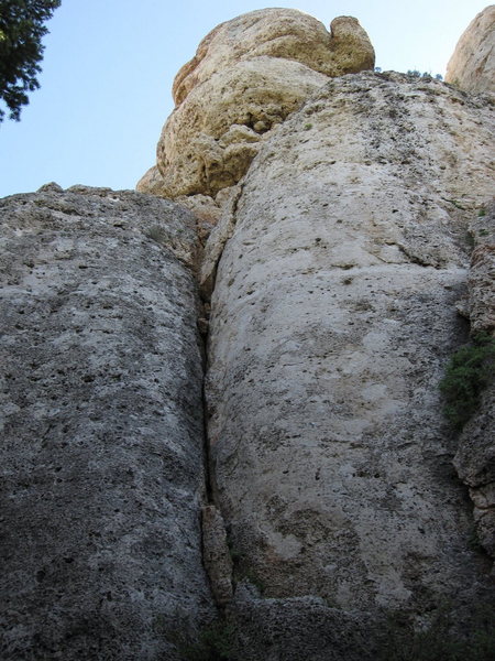 'R' is for Redneck climbs the slab just left of the break/gully. La Vaca Peligrosa climbs the big pockets to the right of the break.