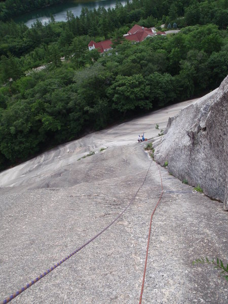 Looking down the arch on Standard Route from "the mailbox". If you've got a 60m and you're coming up the arch and not the quartz pocket variation, do a semi-hanging belay here, you won't reach the thread-belay. 70m rope might make it.