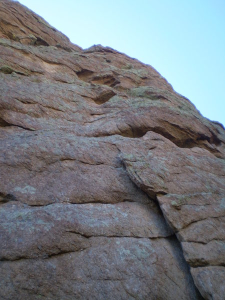 There is a cool hueco 2/3'rd the way up.<br>
<br>
The route needs traffic to make those cam placements feel secure.