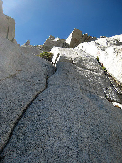 eastern side: not so enticing upon closer inspection - 25 ft runout and decomposing granite