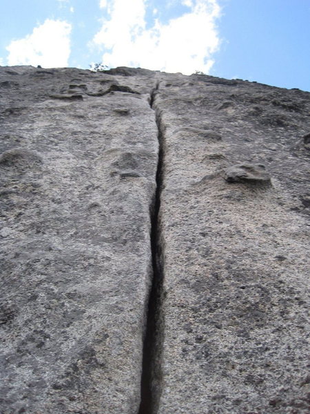 Looking up the perfect hand crack on the 5th pitch.