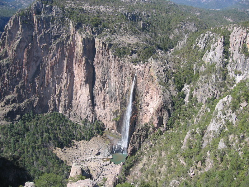 Subiendo el Arcoiris climbs the obvious arete to the left of the waterfall