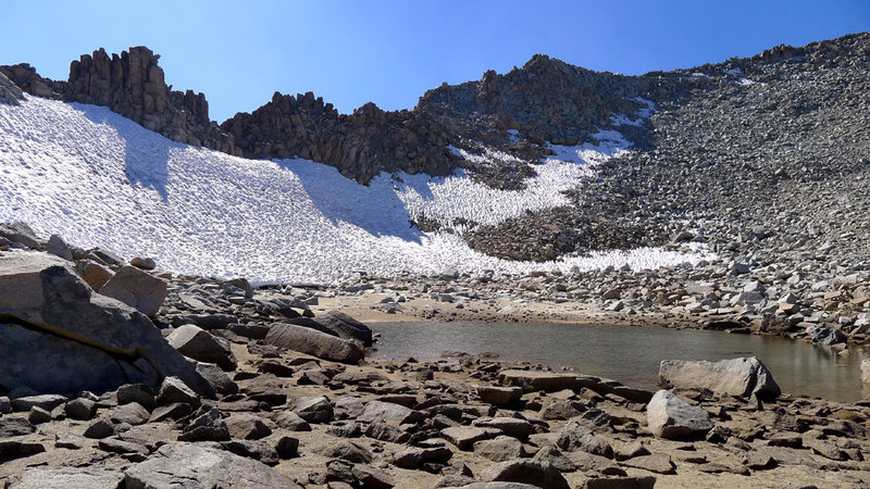 To reach the col aim for the point in the ridge just above the southern end of the glacial tarn.