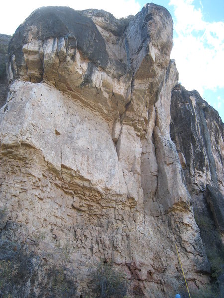 T&T climbs the central crack system, over the roof on good hand-jams, and onto the hanging, left-facing panel.