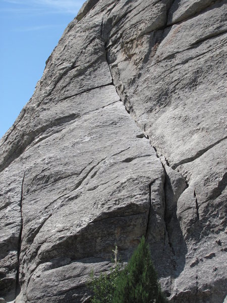 Slanting cracks leading to prominent dihedral.