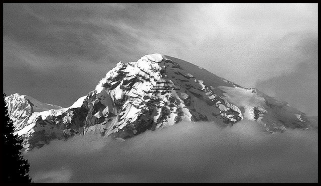 Mt. Rainier.<br>
Photo by Blitzo.