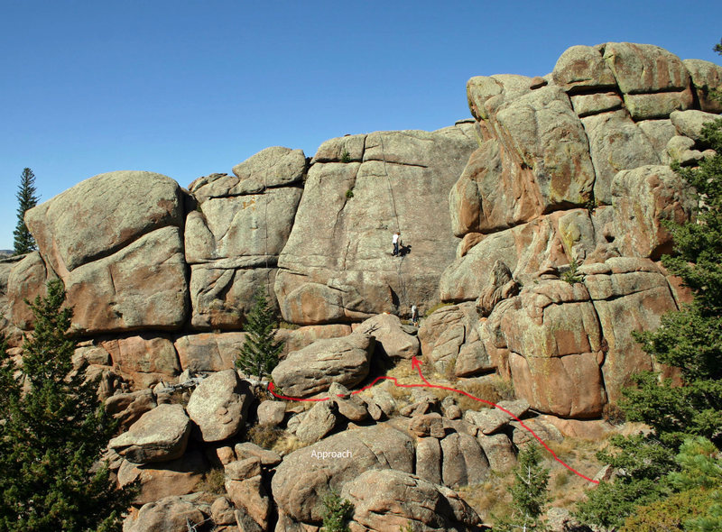 Turn left from just before the highest point of the trail into <b>Jurassic Park</b> to access the Old Folks Wall.