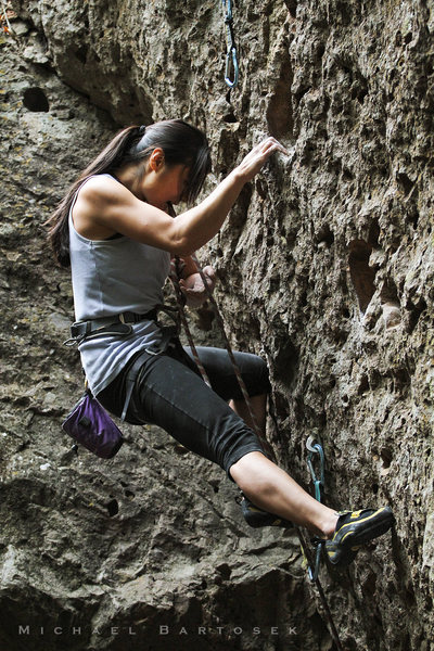 Tiff working on her first lead attempt of X-files (5.10c). Clipping the third bolt.