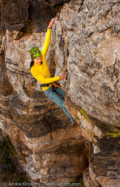 Angelina Kalianda on Primal Sledge (5.10), The Ruins, Mt. Lemmon, AZ<br>
Photo by Andre Kiryanov