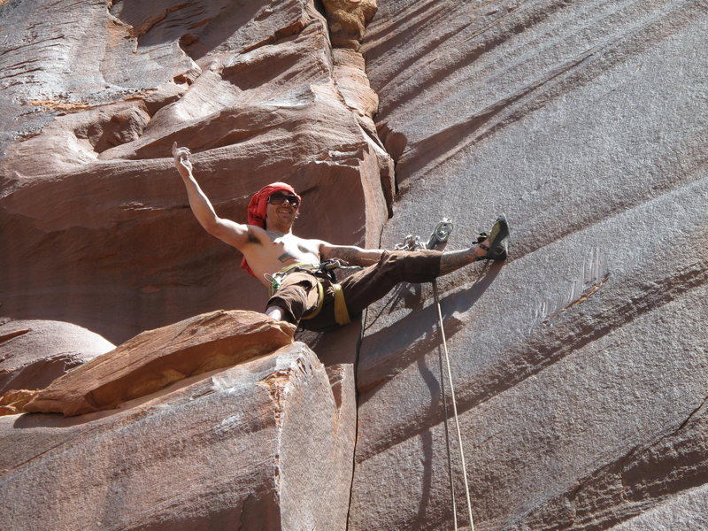 hurt yer tip get pissed an rope up..blue camalots 4 one o.75 frend c3s00 c3s000 swing left grab scalps on right an get right with gebus and dyno for sandy jugs!!! mantl and dun..